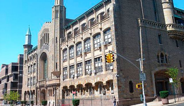 Yeshiva University's David H. Zysman hall. Wikimedia Commons.