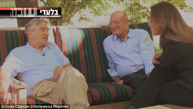Robert de Niro next to his perfidious Jewish friend at the interview for the show Robert de Niro next to his perfidious Jewish friend at the interview for the show