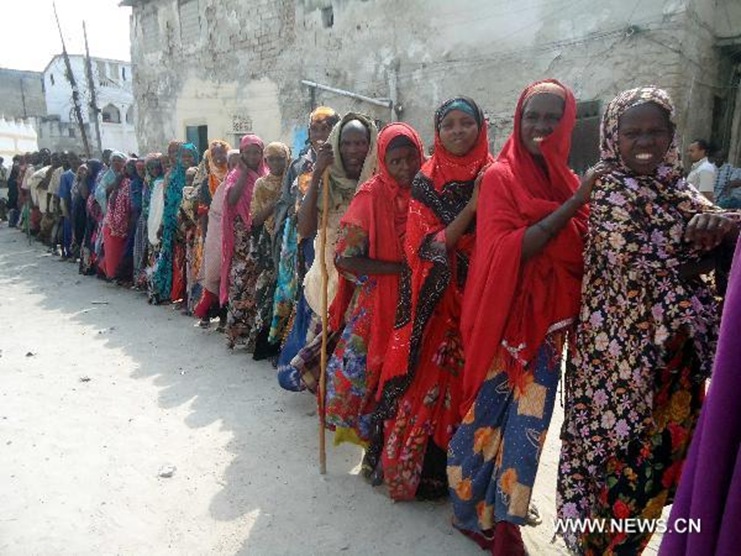 Some Somalians queing for handouts
