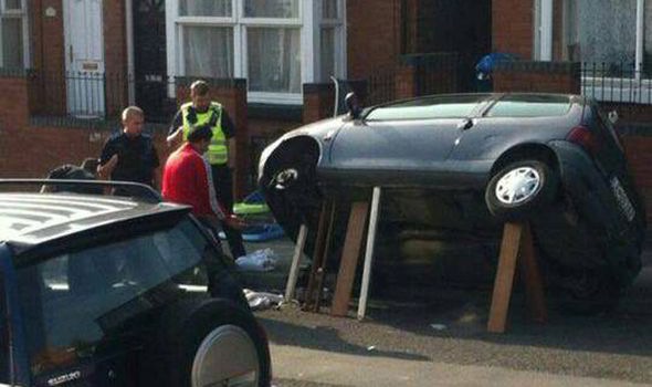large group of roma on streets of sheffield shwoing roma ingenuity