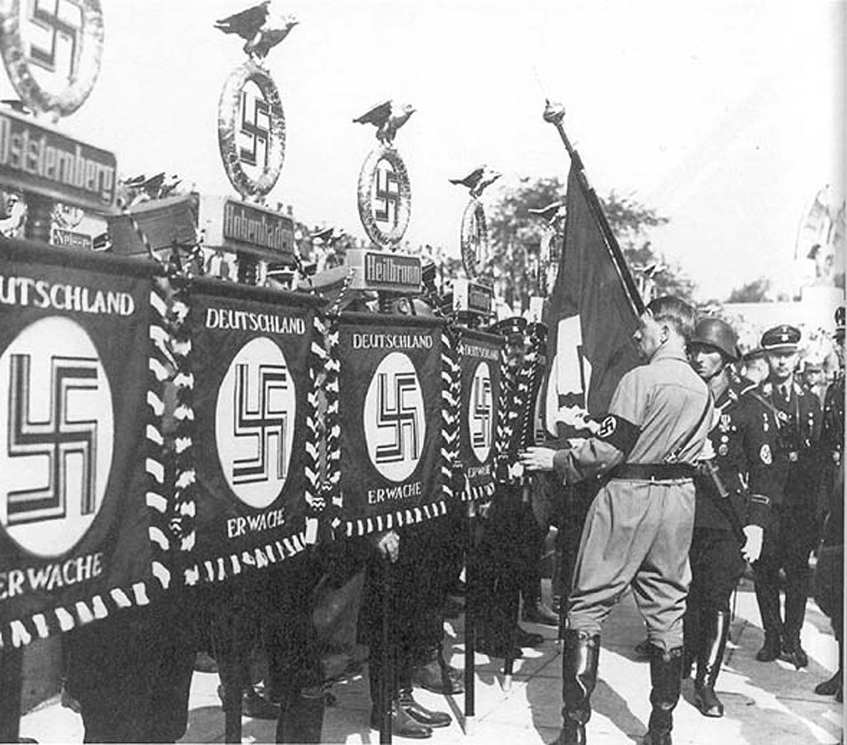 Hitler_standards2